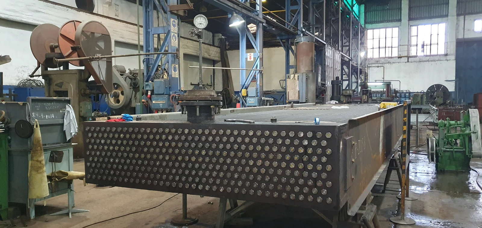 Cabezal de aero enfriador con tapa empernada de acceso durante la prueba hidráulica