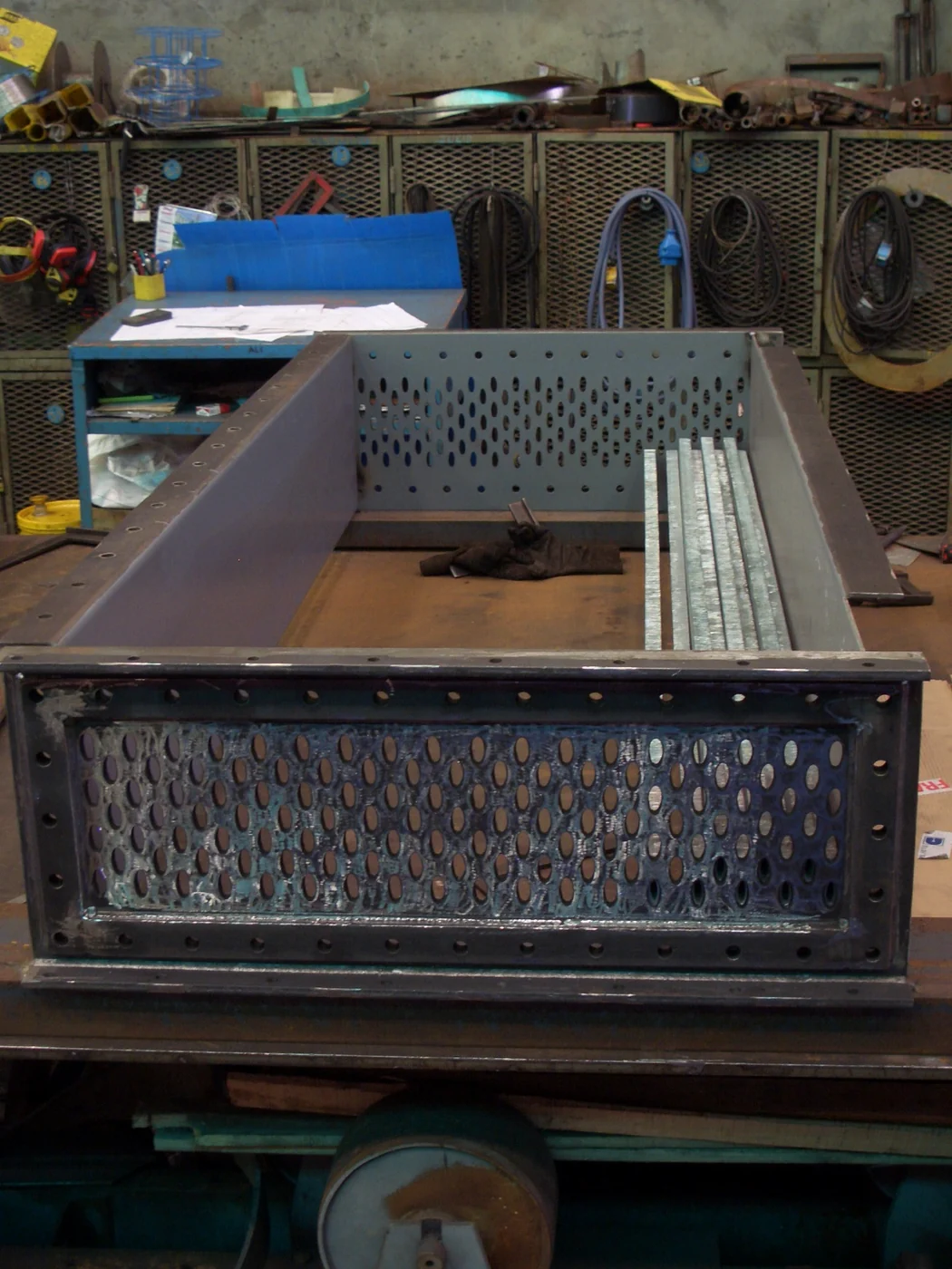 Cabezal de aero enfriador en fabricación, con espejo perforado y marco estructural