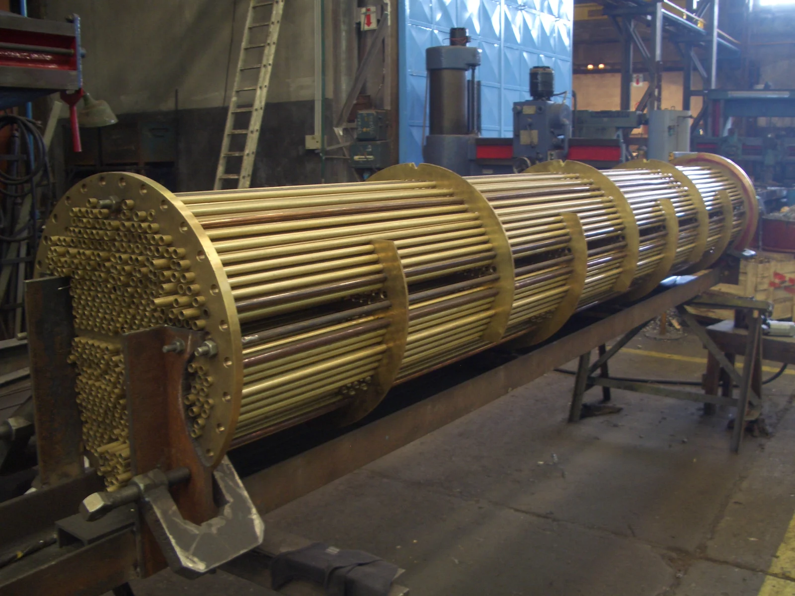 Haz tubular en latón con bafles segmentados y tirantes separadores sobre caballete