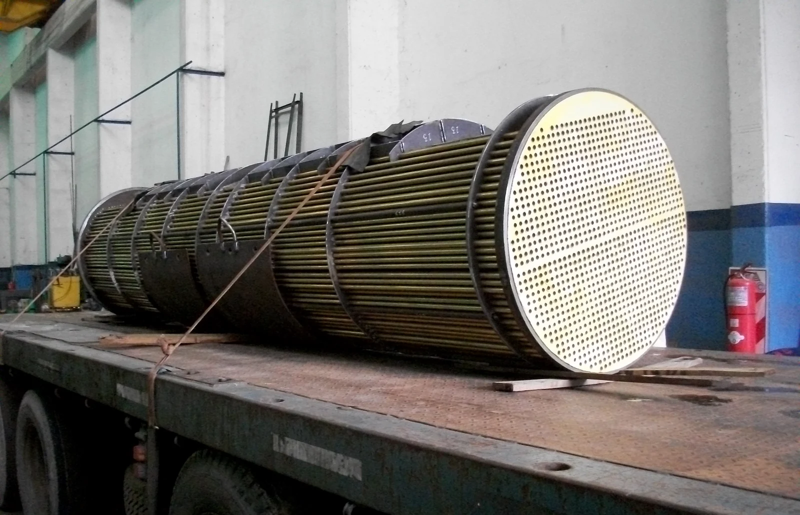 Haz tubular con espejo perforado cargado sobre semirremolque y trincado