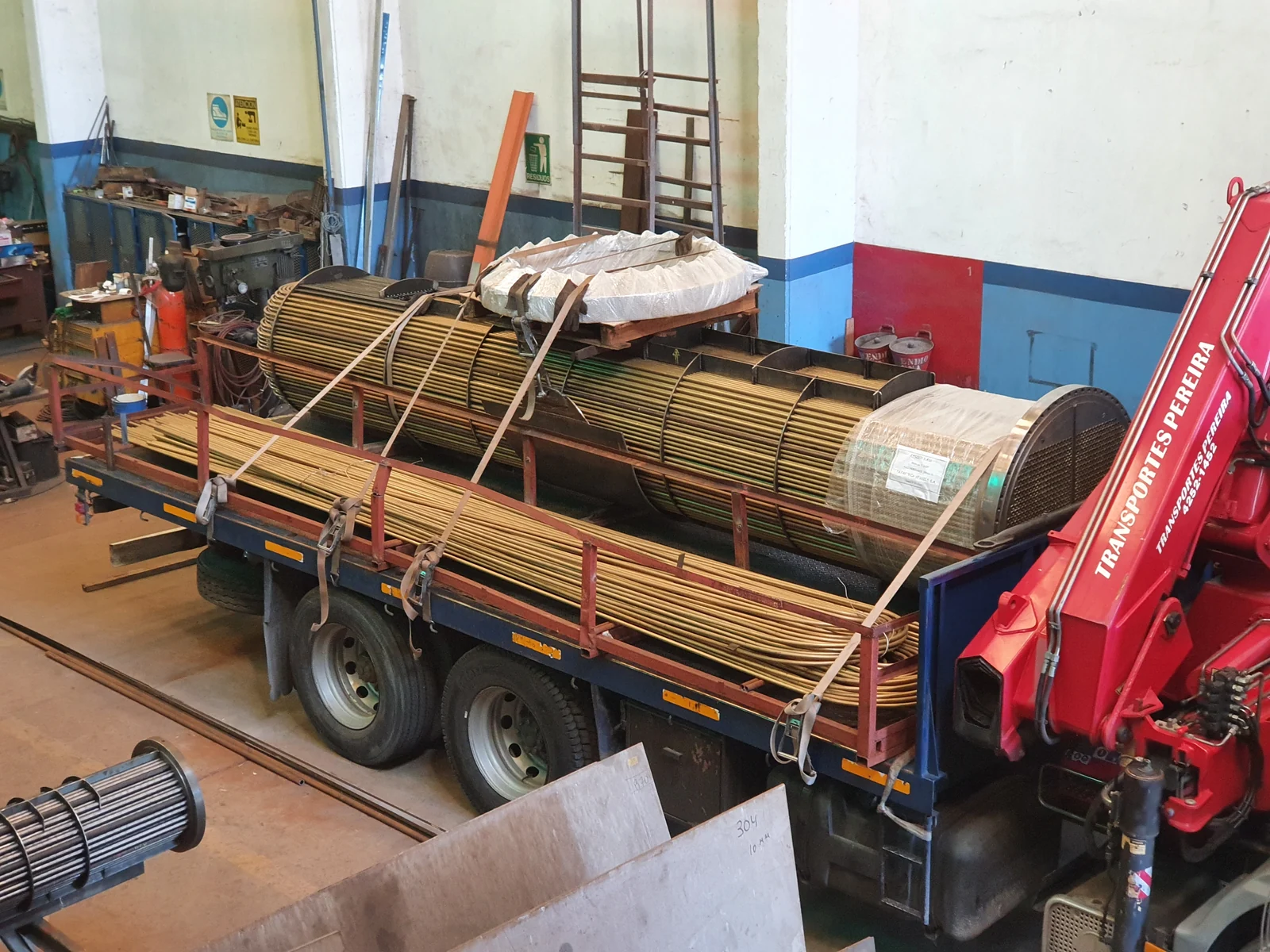 Haz tubular de repuesto y tubos sueltos cargados sobre camión, con el espejo protegido