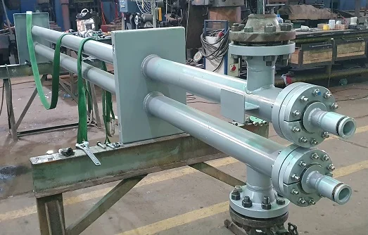Intercambiador de doble tubo tipo horquilla con cabezales bridados sobre bastidor