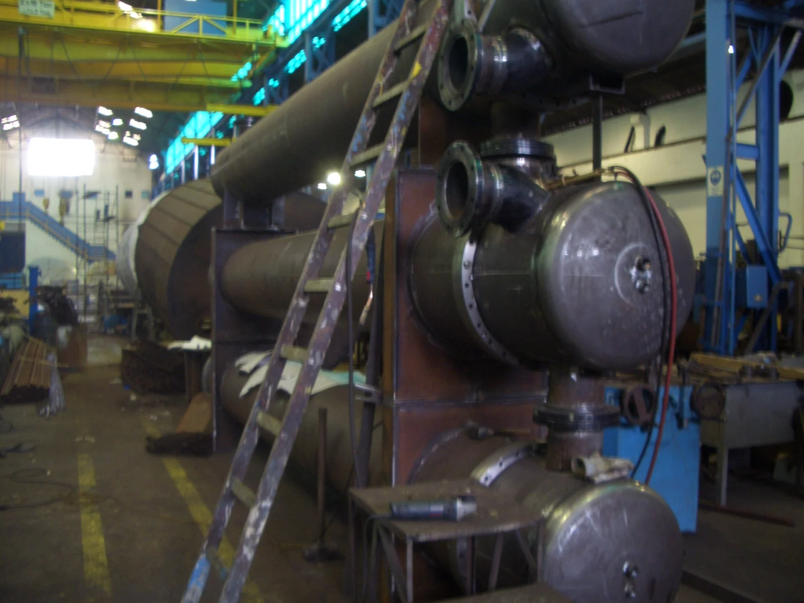 Conjunto de intercambiadores en fabricación simultánea con cabezales en montaje