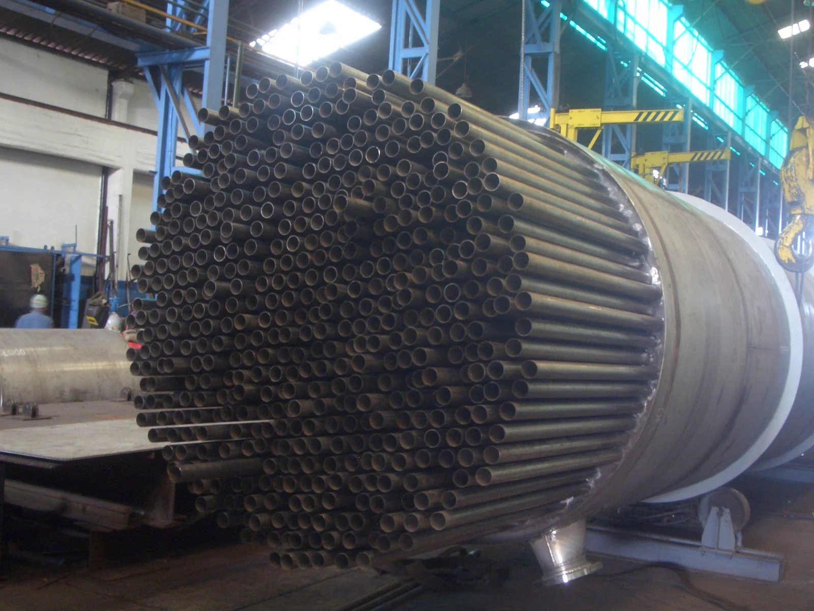 Inserción de un haz tubular dentro del casco de un intercambiador en el taller