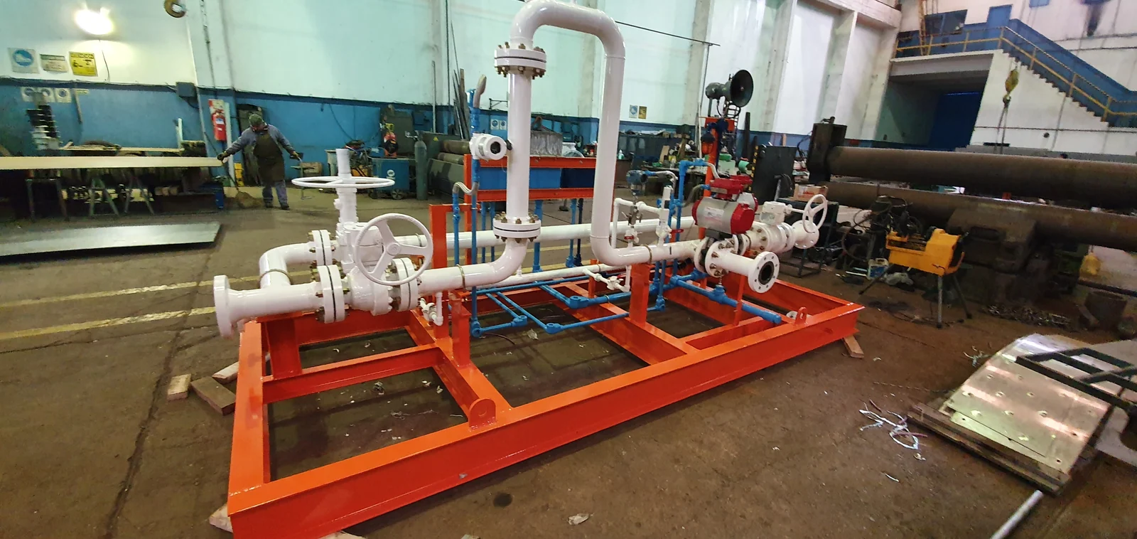 Skid compacto terminado y pintado, con válvula actuada y volantes de maniobra