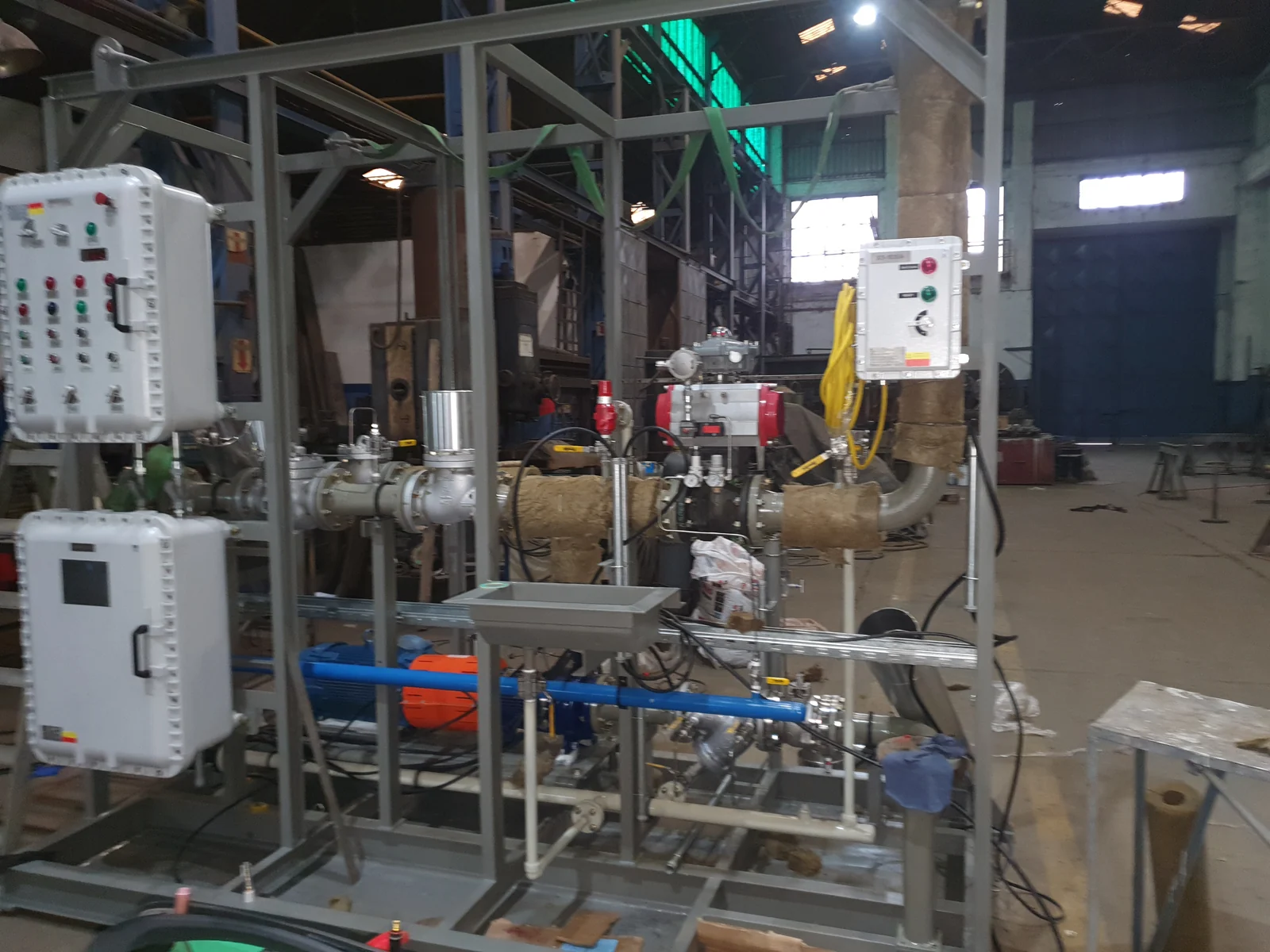 Skid con tableros eléctricos antiexplosivos, bomba y válvulas de control