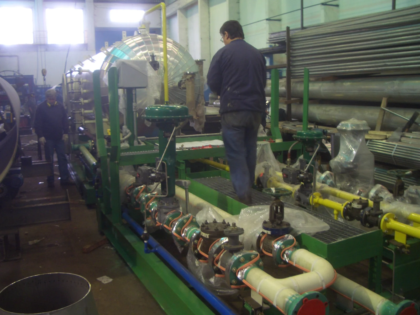 Skid con recipiente aislado y revestido, válvulas de control y cañería de proceso