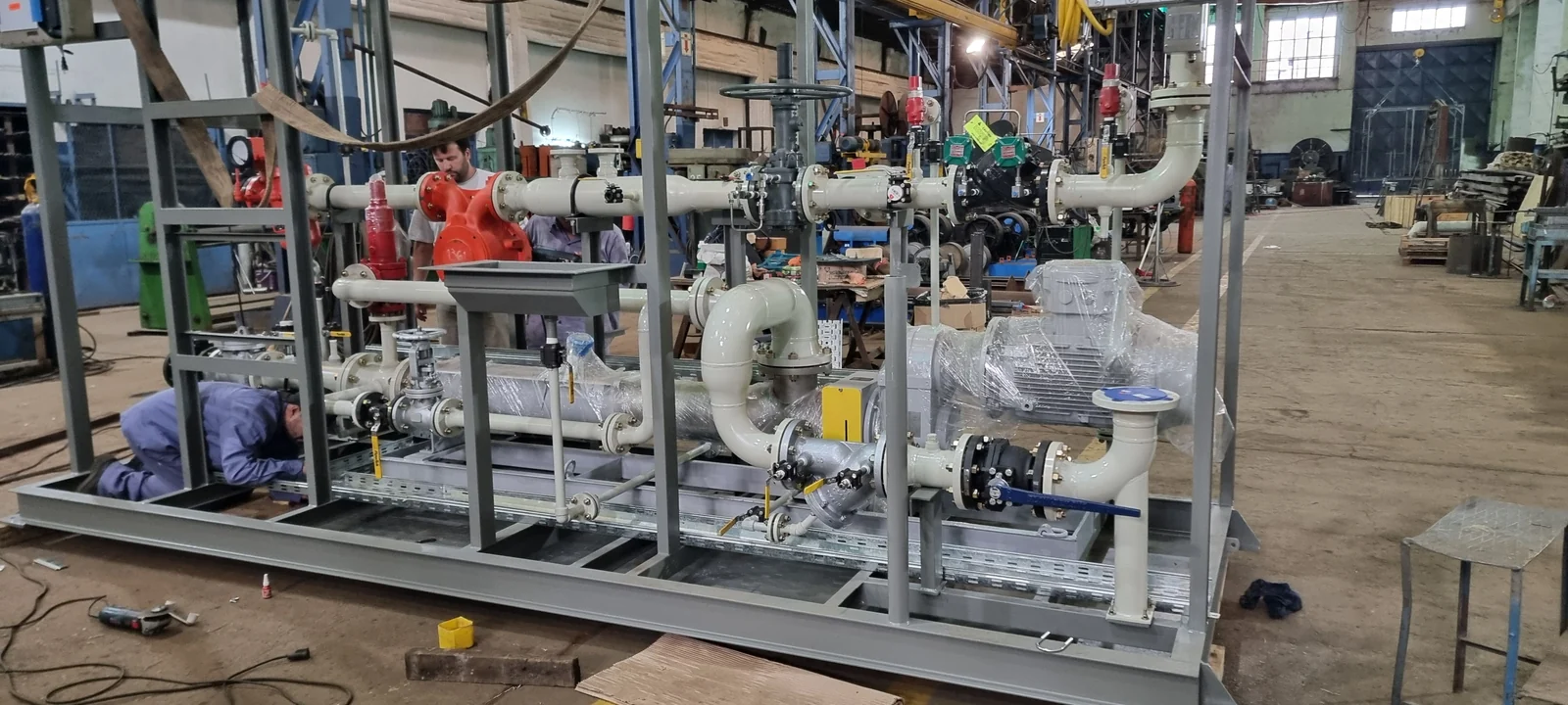 Skid de bombeo terminado con motor eléctrico y cañería de aspiración e impulsión