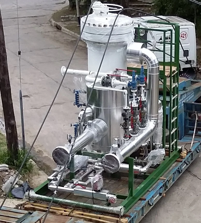 Skid con equipo vertical aislado cargado sobre semirremolque y trincado