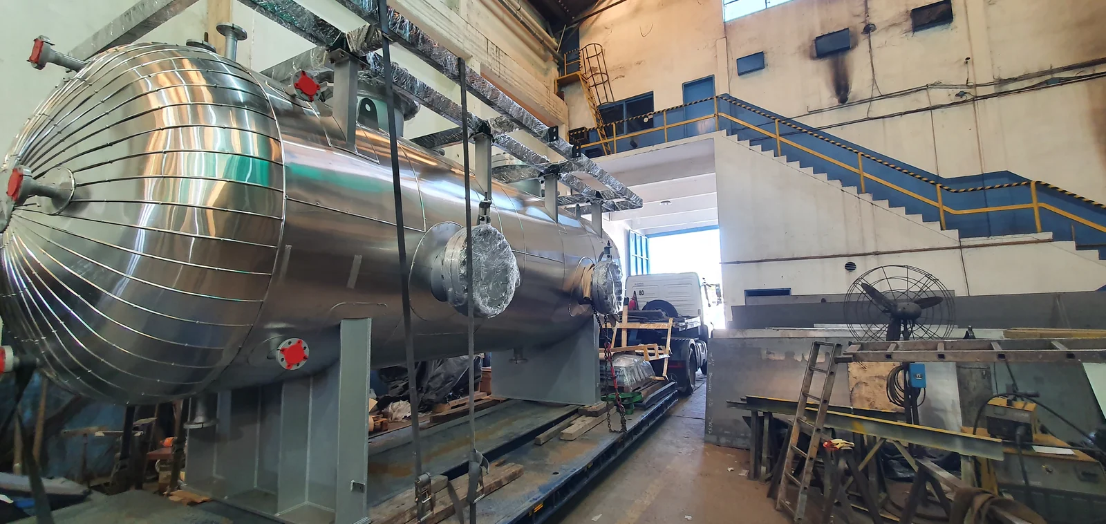 Recipiente aislado con revestimiento de acero inoxidable cargado sobre semirremolque