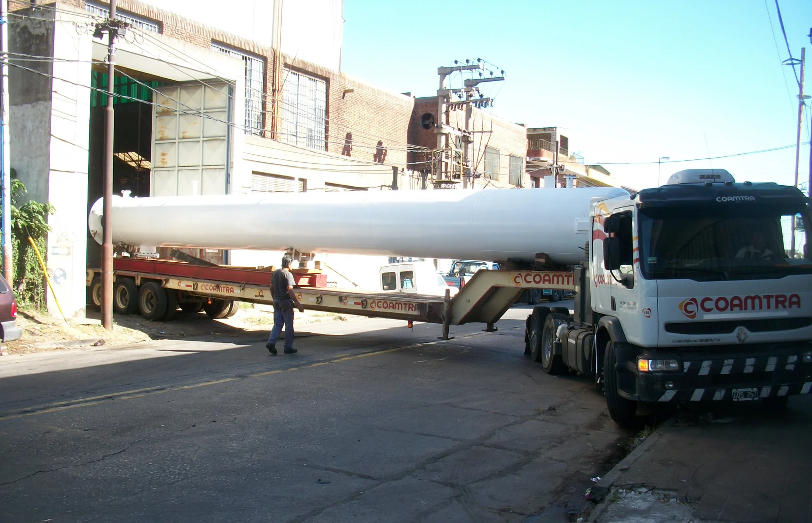 Recipiente esbelto de gran longitud saliendo del taller sobre semirremolque extensible