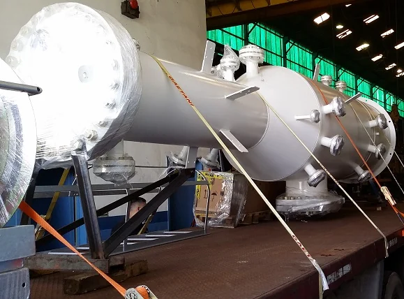 Recipiente horizontal terminado y embalado sobre camión, listo para el traslado