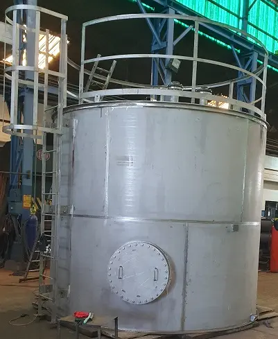 Tanque vertical con baranda perimetral en el techo y escalera de acceso