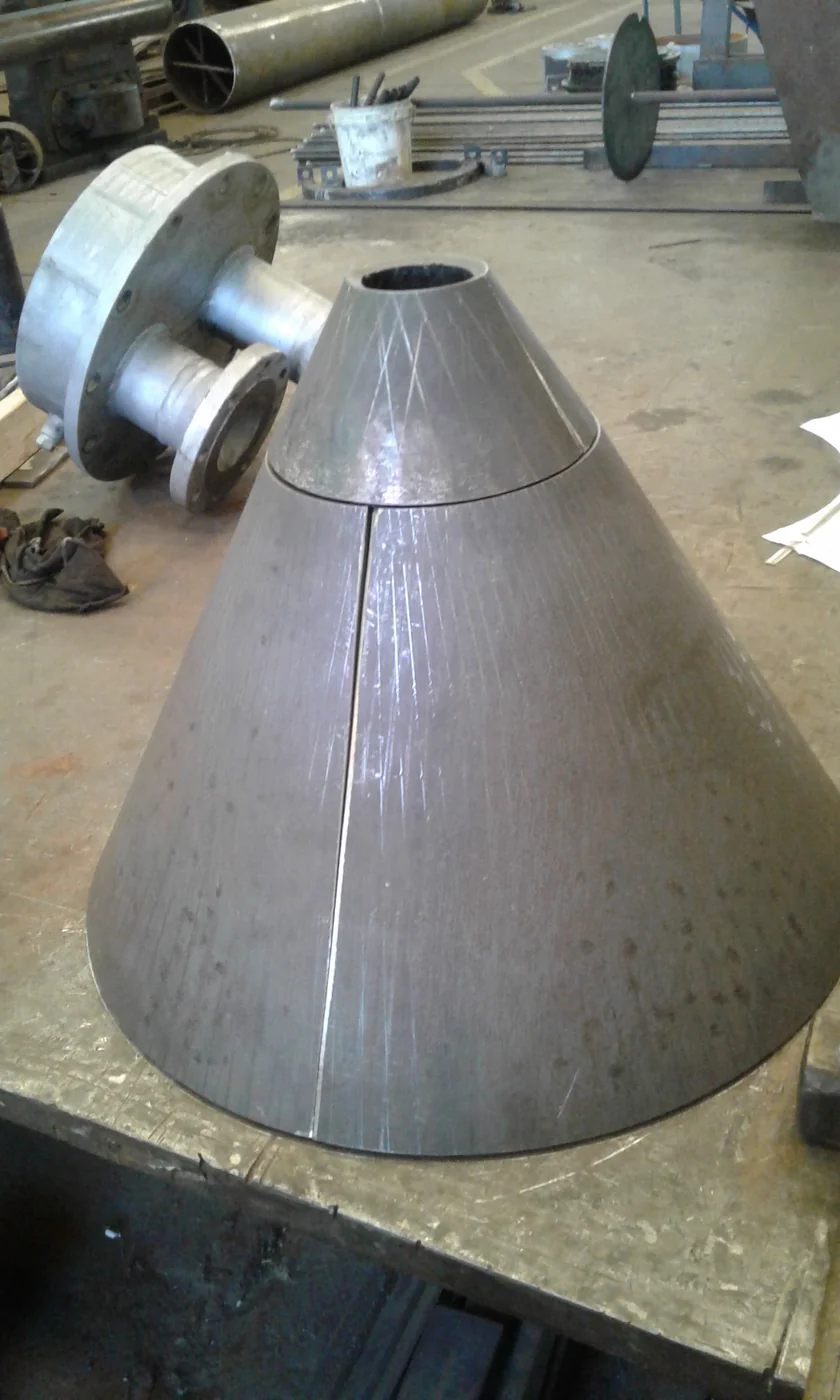 Cono terminado apoyado sobre mesa de taller