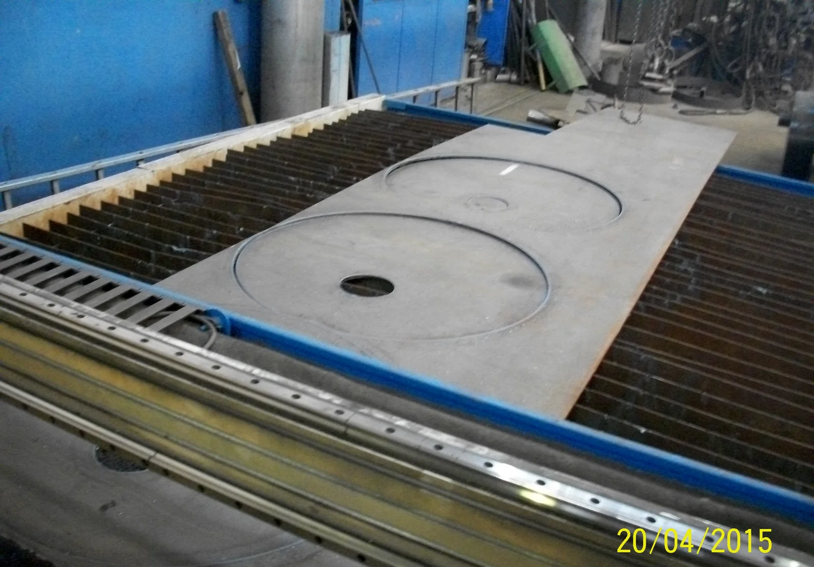 Mesa de pantógrafo con chapa de acero inoxidable en corte