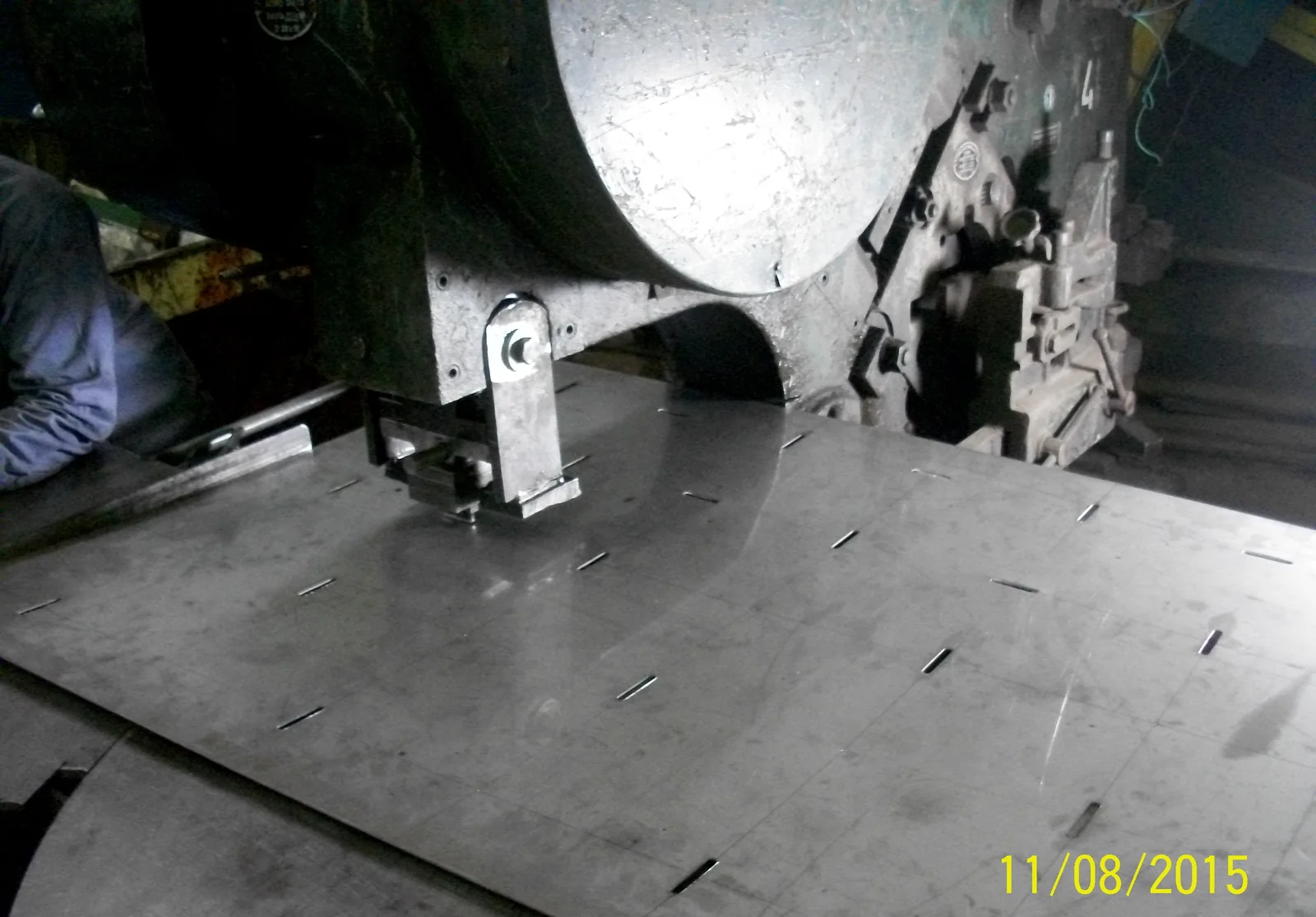 Punzonadora perforando una chapa