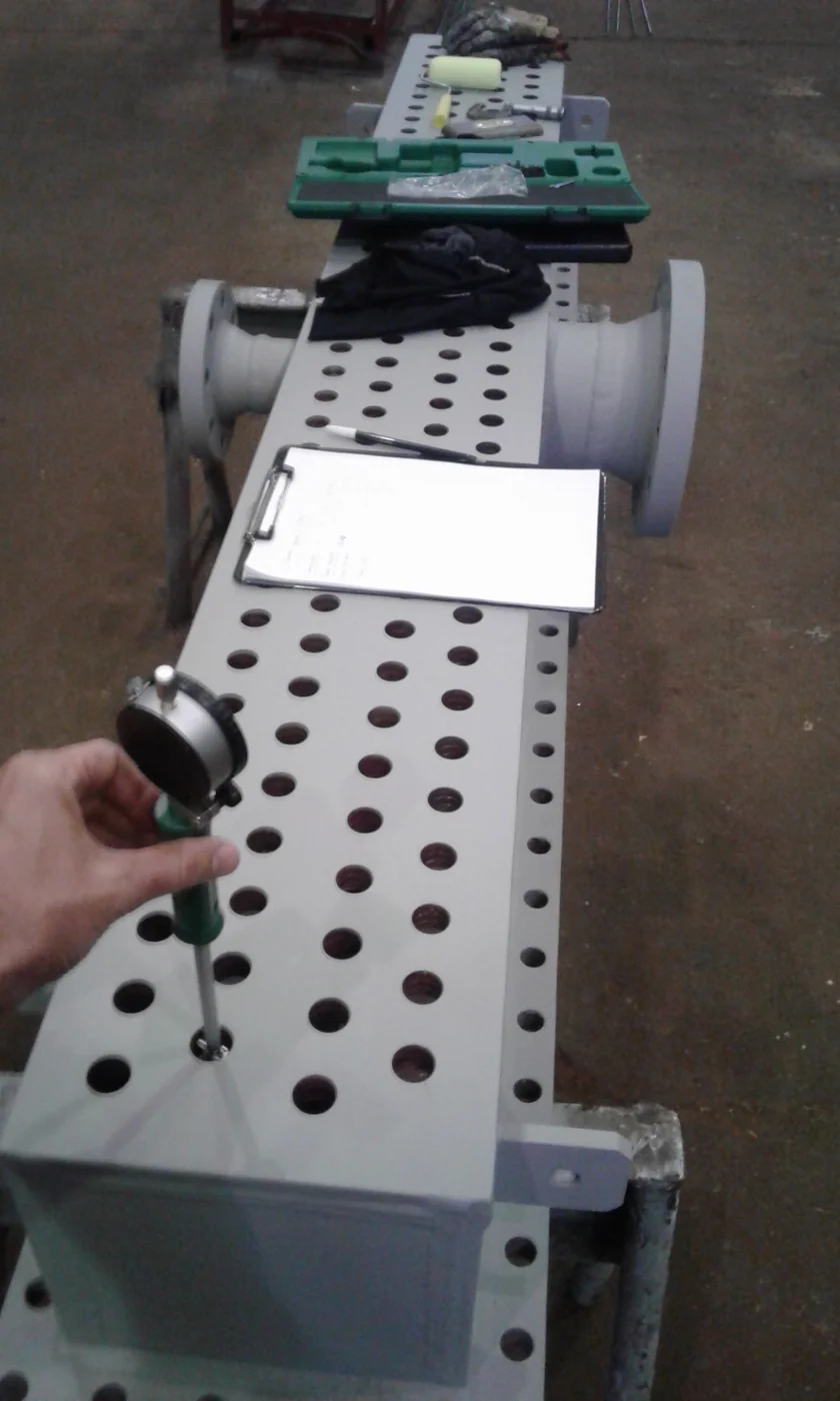 Alesómetro midiendo agujeros de una placa perforada ya pintada