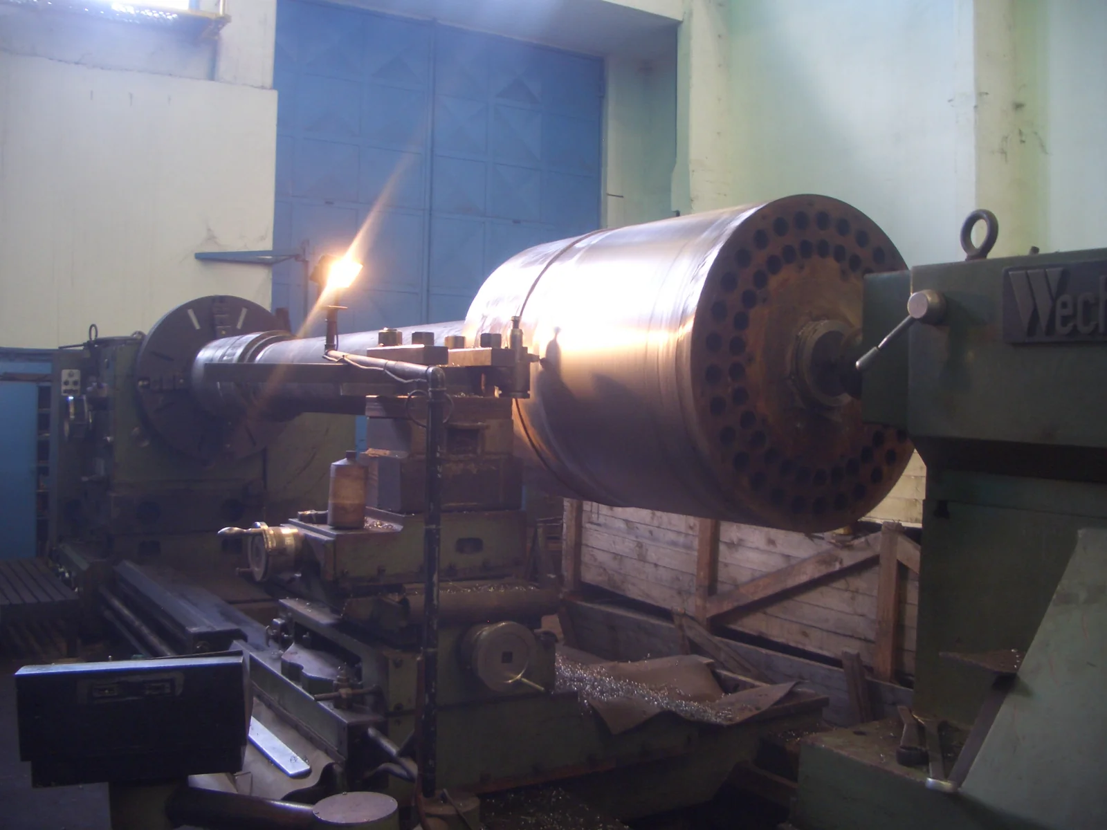 Eje de filtro rotativo mecanizándose en torno pesado