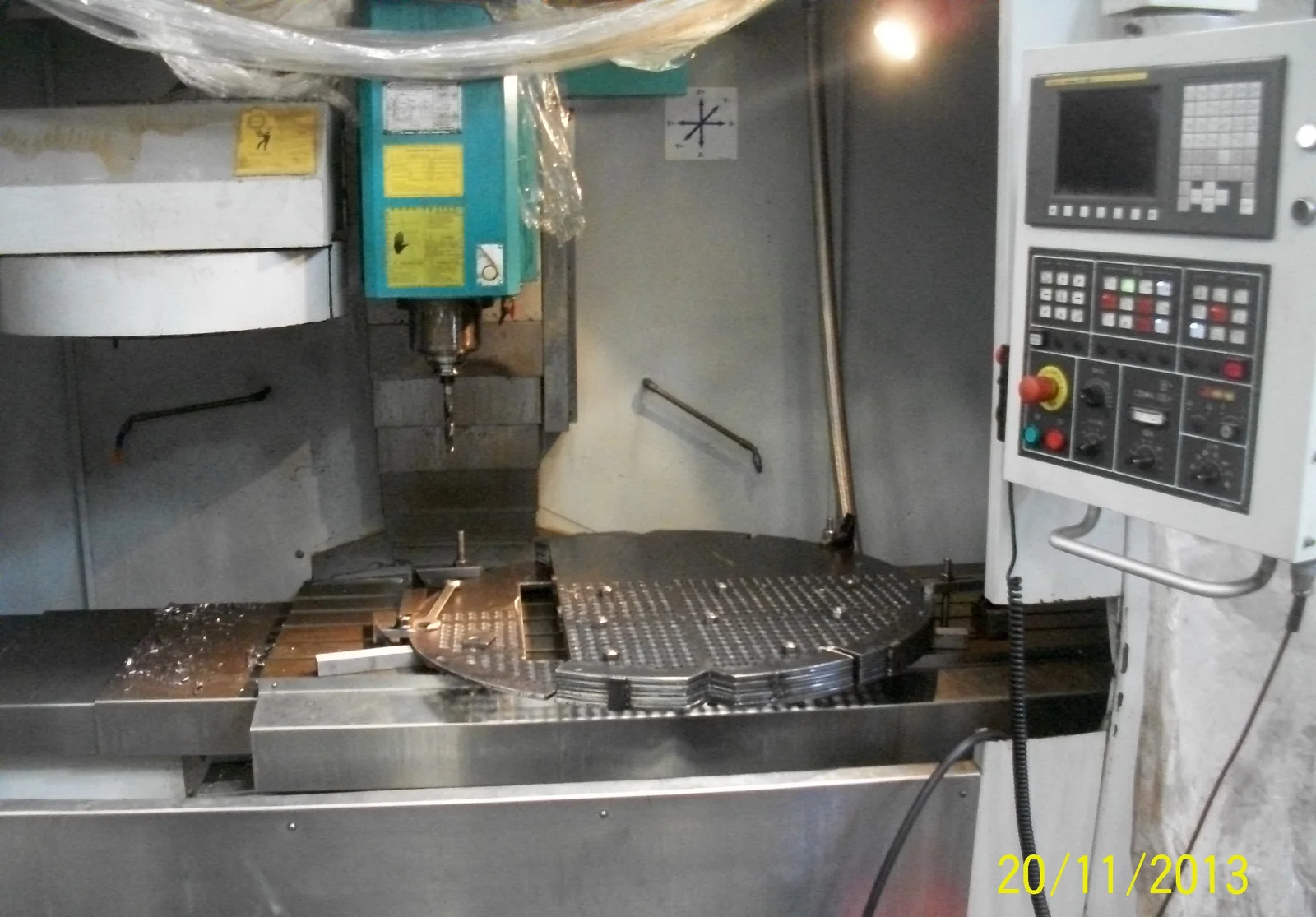 Paquete de bafles apilados perforándose en centro de mecanizado CNC