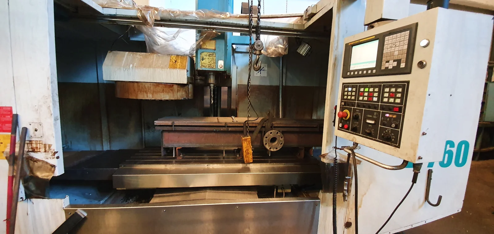 Cabezal montado en la mesa de un centro de mecanizado CNC