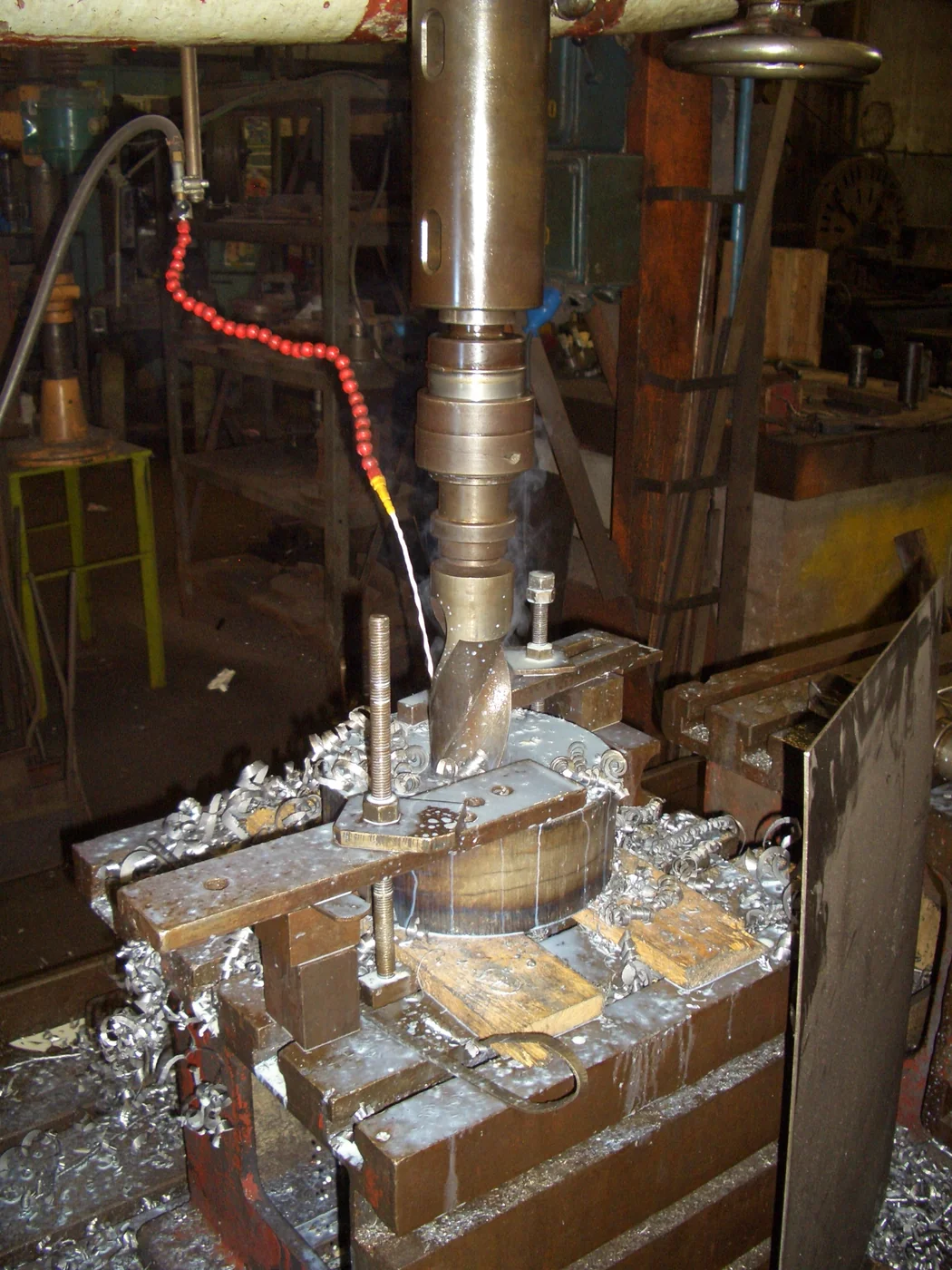 Taladro radial grande perforando una pieza de gran espesor con refrigeración