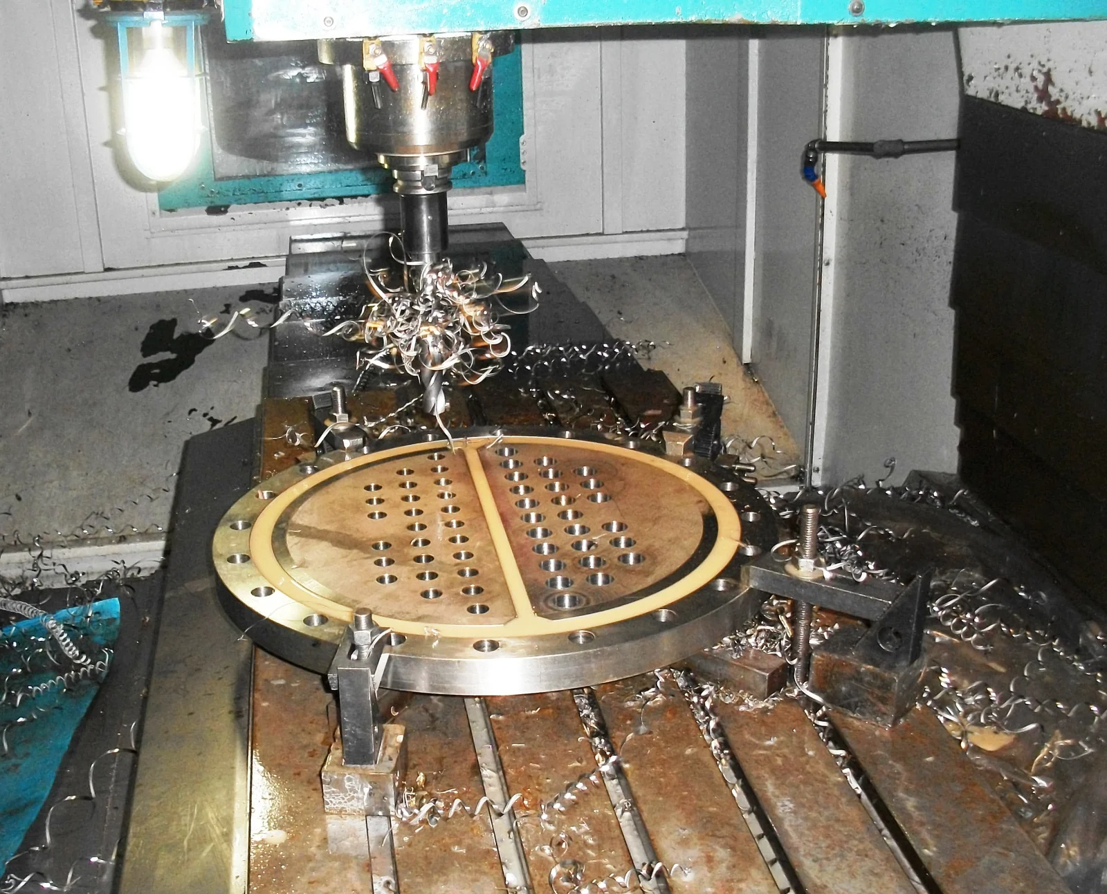 Espejo con tabique de paso perforándose en centro de mecanizado CNC