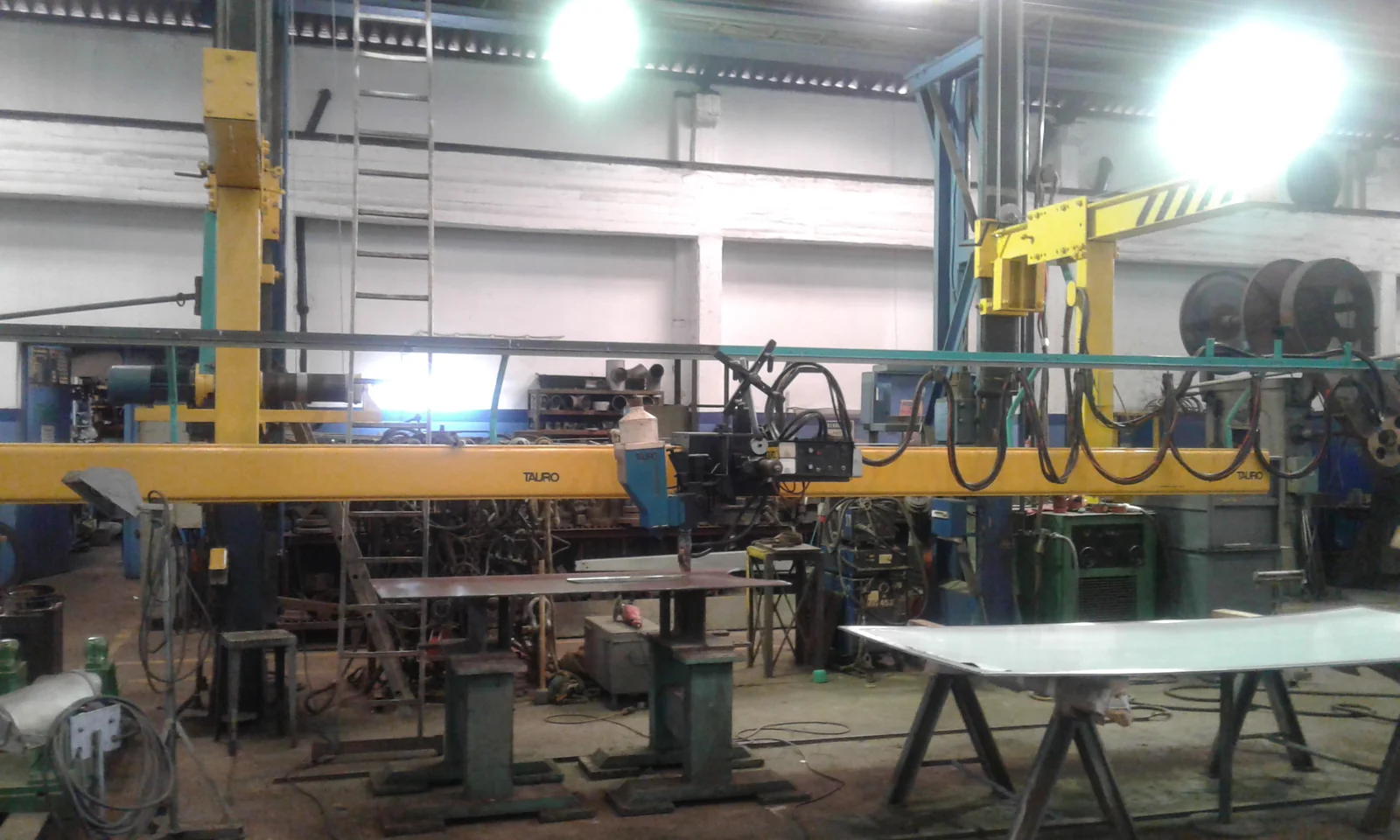 Columna y pluma de soldadura automática en el taller