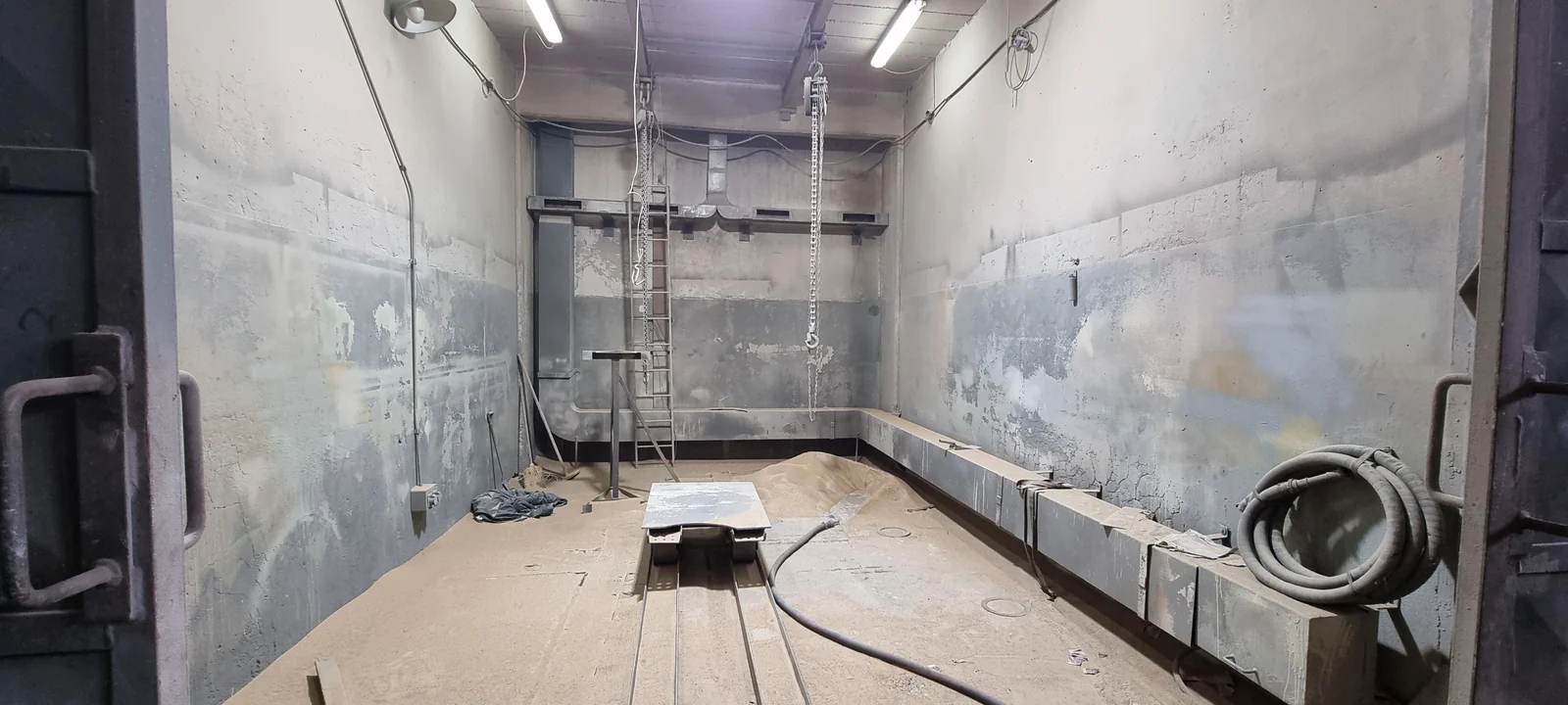 Interior de la cámara de arenado y pintura del taller